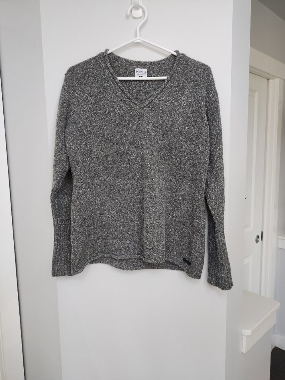V neck long sleeve Columbia sweater